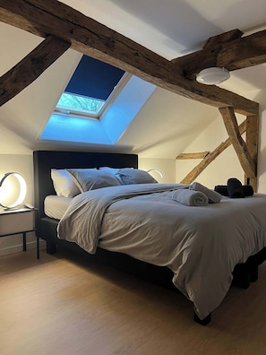5 bedrooms, iron/ironing board, WiFi, bed sheets