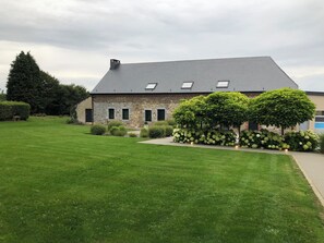 Exterior - Exceptional villa with rural charm. Jacuzzi, pétanque court, nature, peace and quiet. (Momignies)