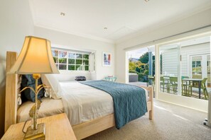 2 chambres, fer et planche à repasser, lit de bébé portatif