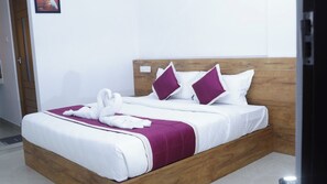 Deluxe Double Room, City View | Desk, bed sheets - Ramakkalmedu Holidays Inn  (Udumbanchola)