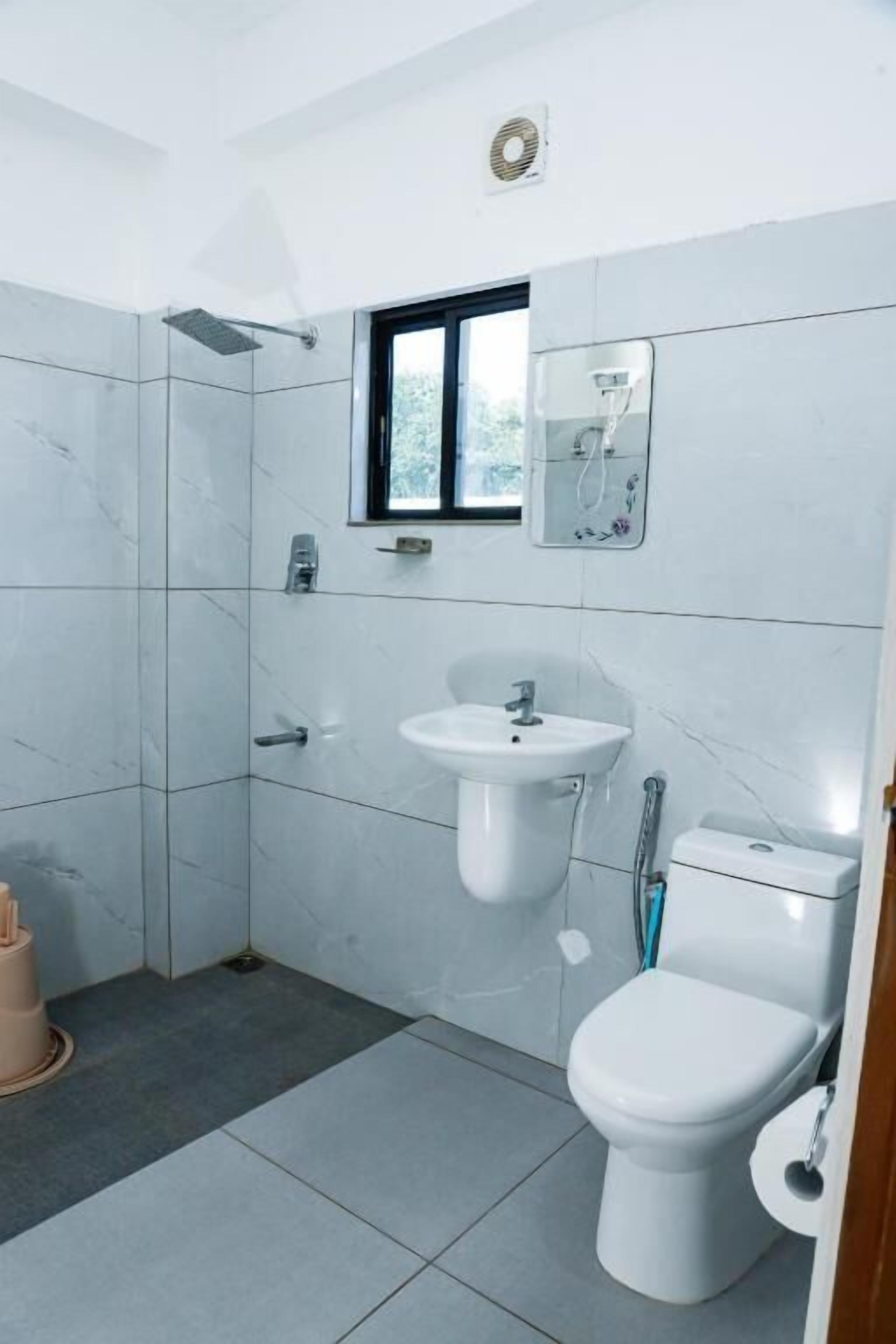 Ducha, artículos de tocador gratuitos, secador de pelo, batas