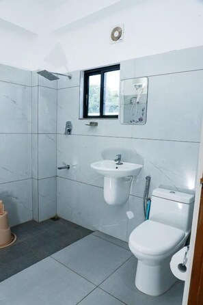 Shower, free toiletries, hair dryer, bathrobes - Ramakkalmedu Holidays Inn (Udumbanchola)