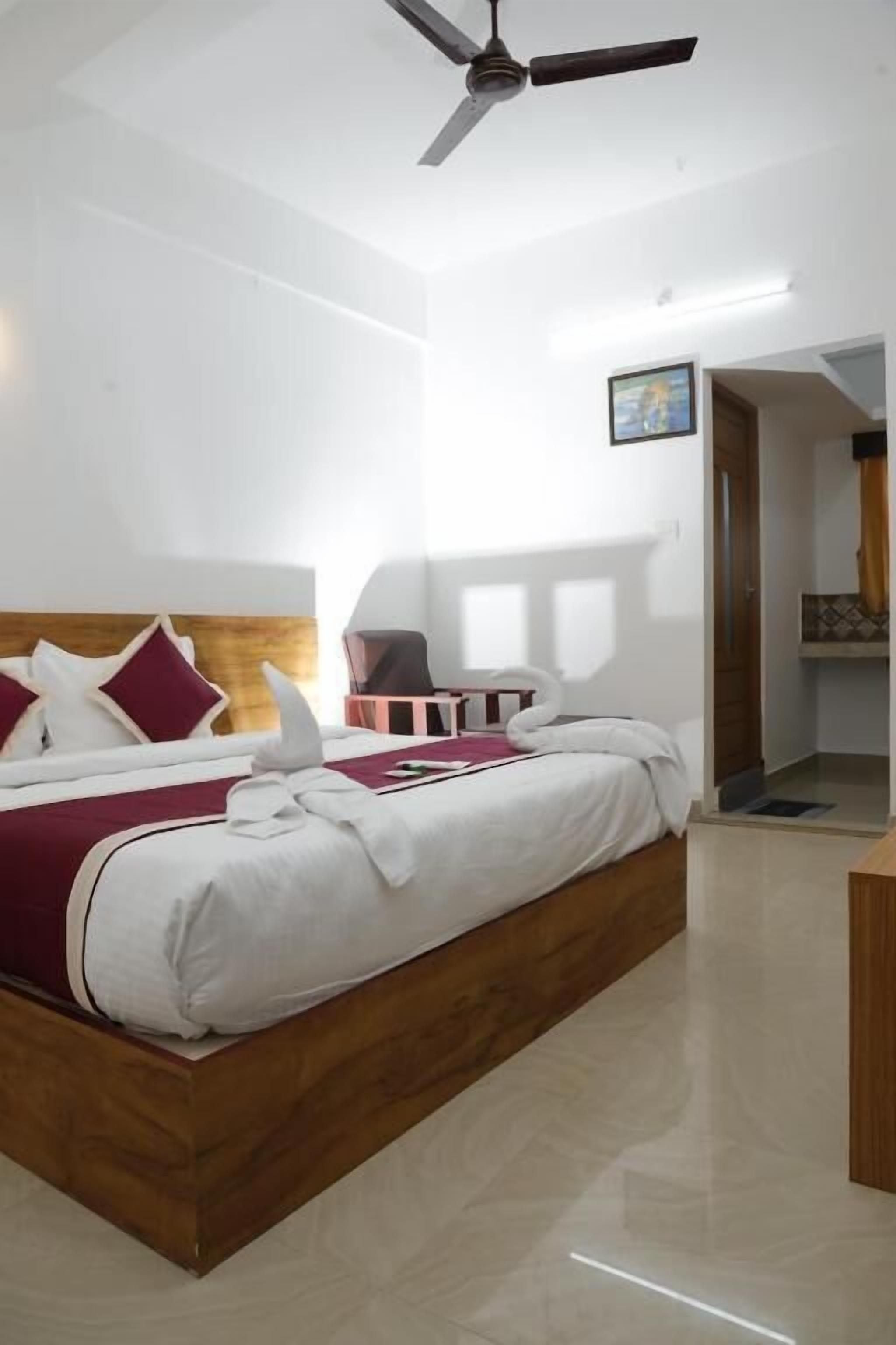 Family Suite | Desk, bed sheets