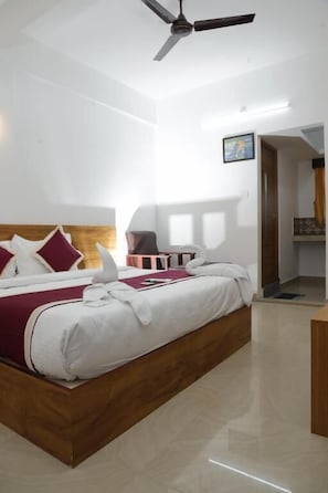 Desk, bed sheets - Ramakkalmedu Holidays Inn  (Udumbanchola)
