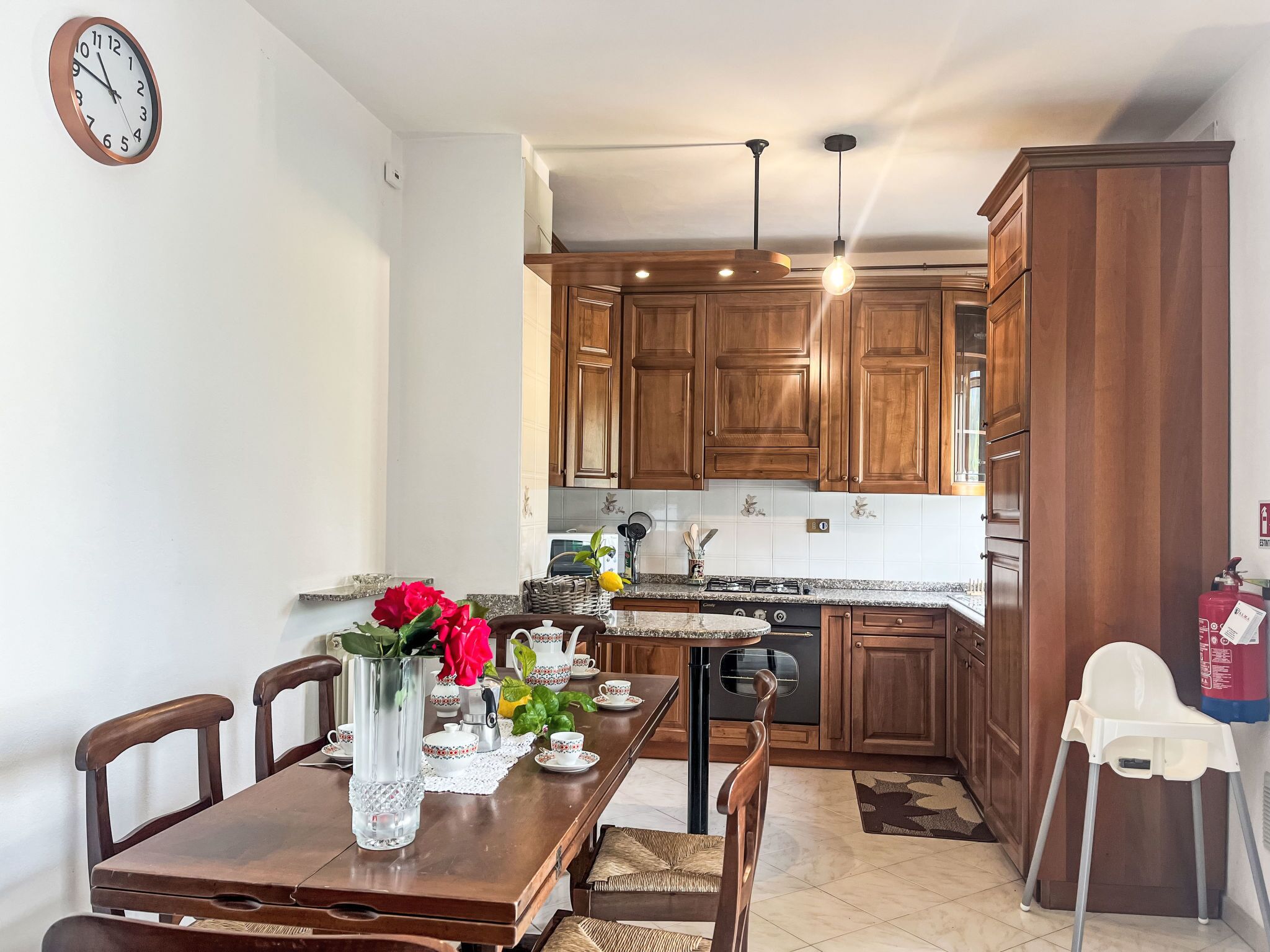 Réfrigérateur, batterie de cuisine, vaisselle et ustensiles