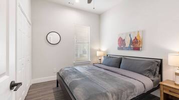 2 室のベッドルーム、デスク、アイロン / アイロン台、旅行用ベビーベッド