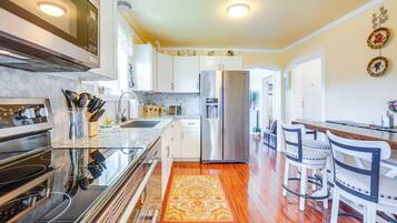 Fridge, microwave, stovetop, dishwasher