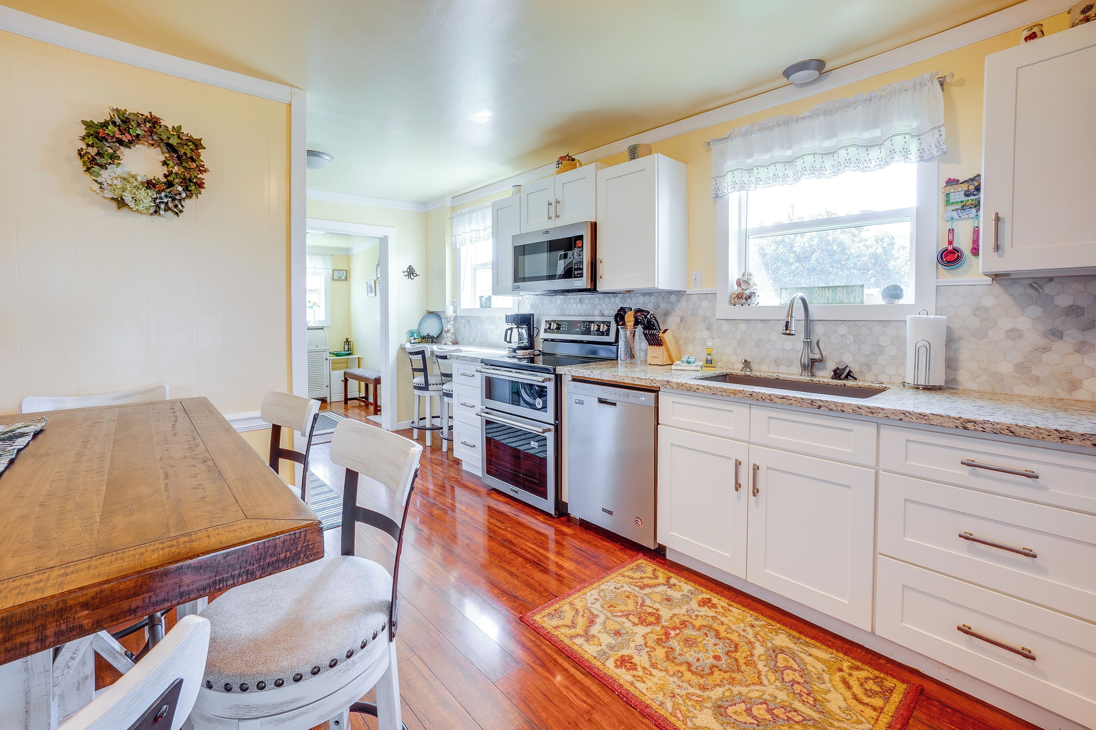Fridge, microwave, stovetop, dishwasher