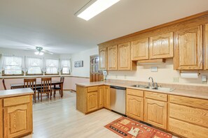 Fridge, microwave, stovetop, dishwasher - 5 Mi to Lake Robinson: WFH-Friendly Home w/ Pool (Greer)