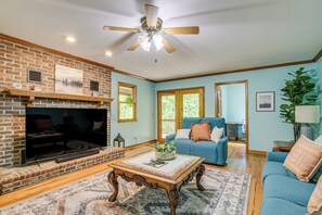 TV, books, stereo - 5 Mi to Lake Robinson: WFH-Friendly Home w/ Pool (Greer)