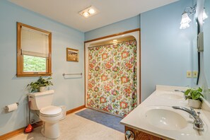 Hair dryer, towels - 5 Mi to Lake Robinson: WFH-Friendly Home w/ Pool (Greer)