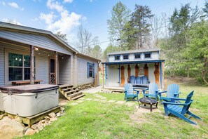 Terrace/patio - Scenic Hideaway in Sevierville: Hot Tub + Fire Pit (Sevierville)