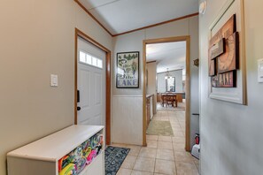 Interior - 5 Blocks to Beach Access: Sanders Island Getaway! (Kingston)