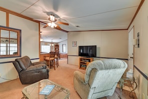 TV - 5 Blocks to Beach Access: Sanders Island Getaway! (Kingston)