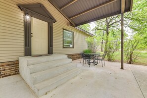 Outdoor dining - 5 Blocks to Beach Access: Sanders Island Getaway! (Kingston)