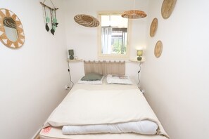 2 habitaciones y tabla de planchar con plancha 