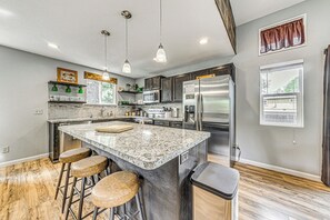 Fridge, microwave, stovetop, dishwasher