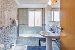 Shower, bidet, towels