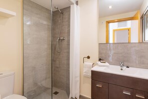 Douche, bidet, serviettes fournies
