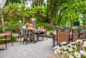 Chalet | Outdoor dining - Modern Chalet With Dishwasher, Near Nature Reserve (Belfeld)