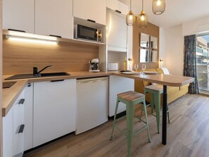 Fridge, dishwasher, cookware/dishes/utensils