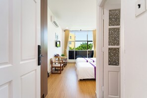 Kolmen hengen huone | Työpöytä, vuodevaatteet