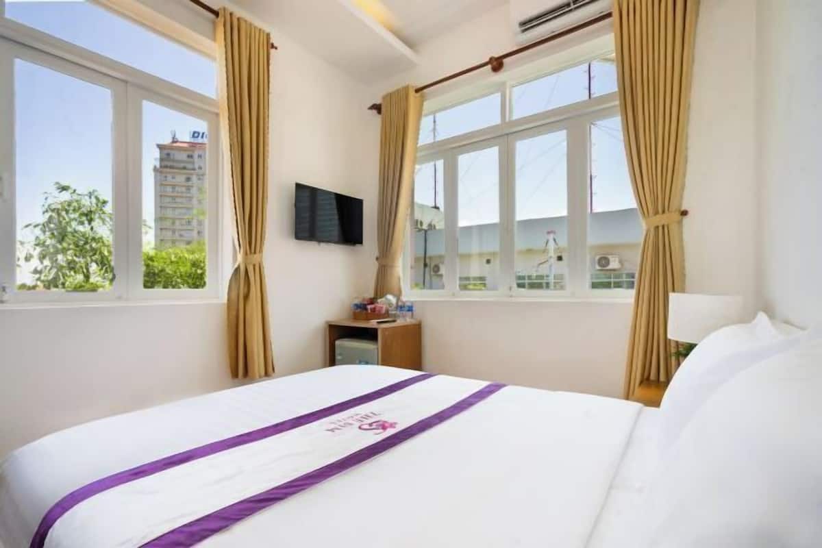 Desk, bed sheets