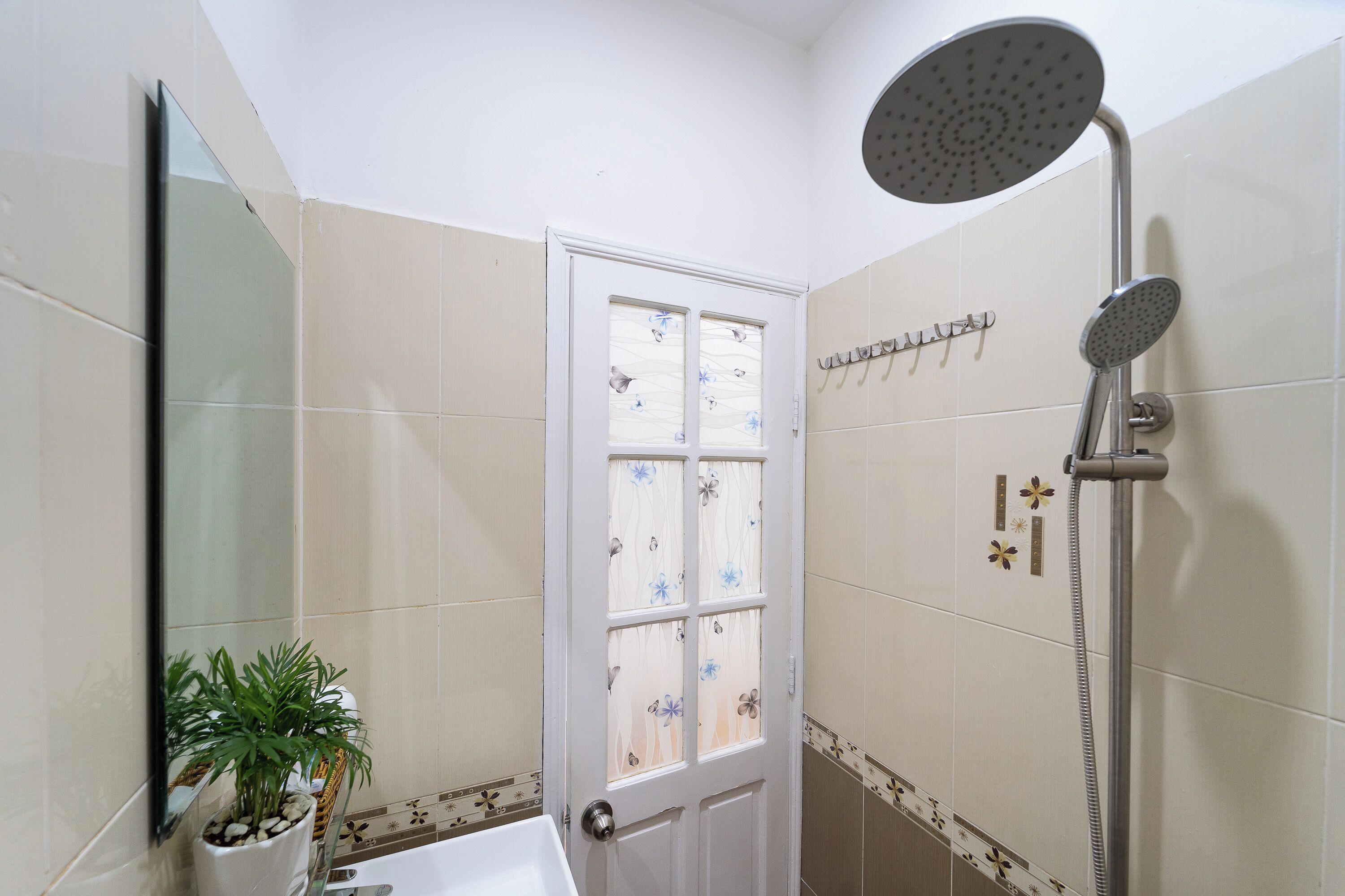 Een badkamer met een douche, toilet en wastafel.