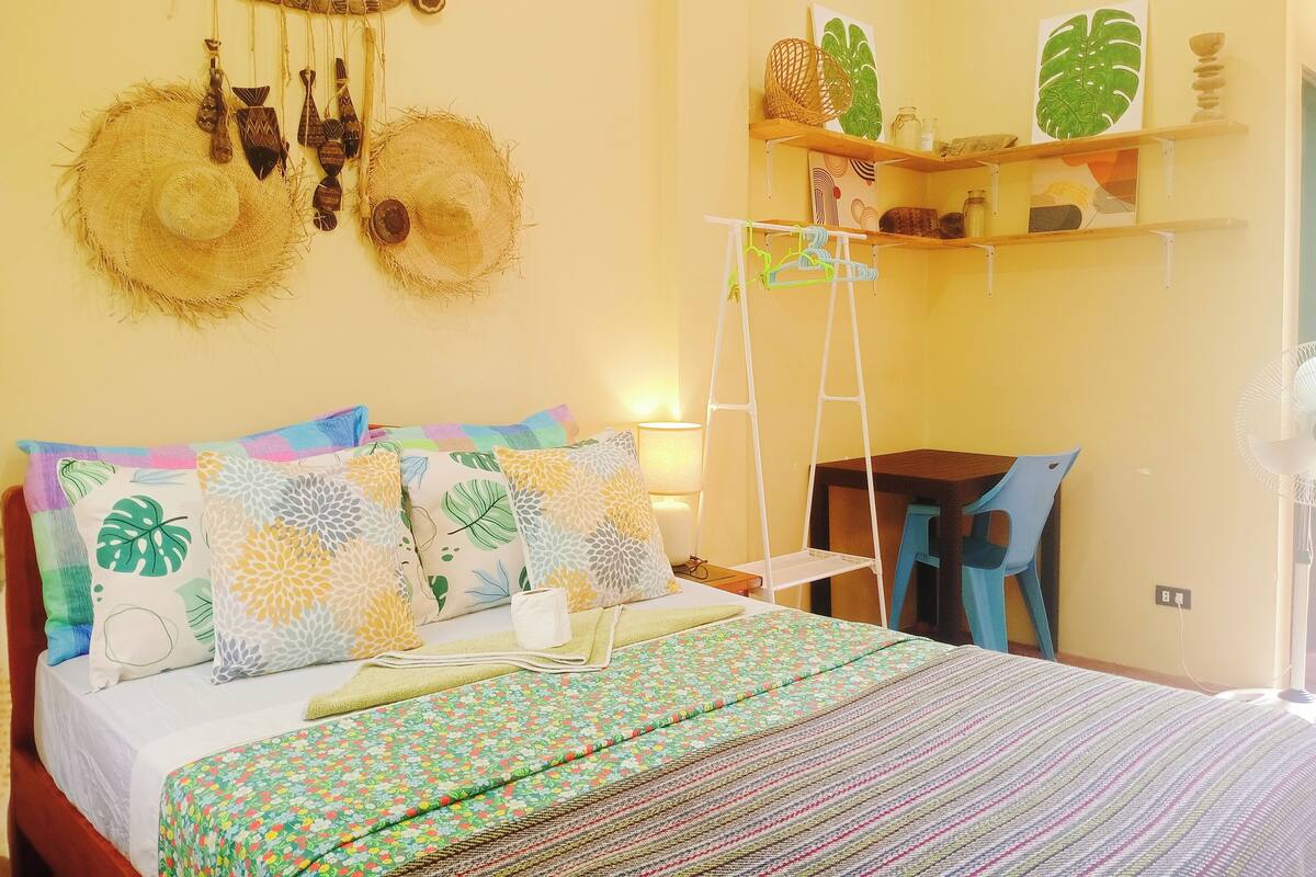 Studio Confort, vue jardin | 1 chambre, décoration personnalisée, ameublement personnalisé, bureau