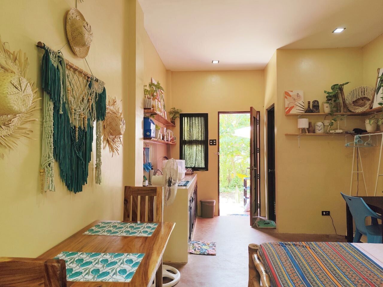 Decoración personalizada, muebles diferentes y escritorio 