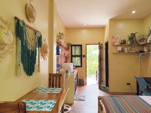 Studio Confort, vue jardin | Décoration personnalisée, ameublement personnalisé, bureau