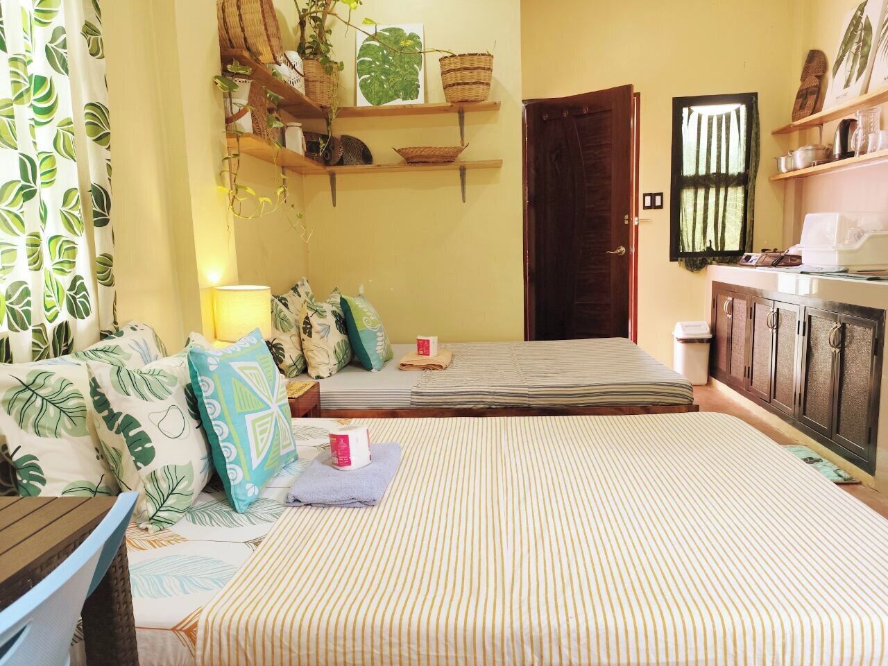 Studio Familial, vue jardin | Décoration personnalisée, ameublement personnalisé, bureau