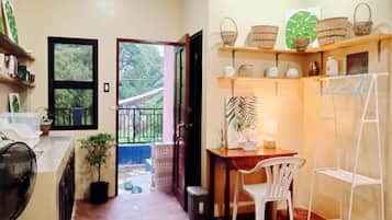 Studio Comfort, pemandangan kebun | Dapur pribadi | Peralatan masak/sendok-piring