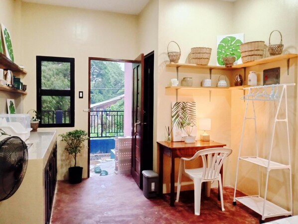 Studio Confort, vue jardin | Cuisine privée | Batterie de cuisine, vaisselle et ustensiles