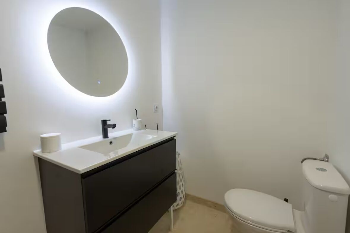 Haartrockner, Handtücher, Seife, Toilettenpapier