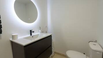 Haartrockner, HandtĂŒcher, Seife, Toilettenpapier