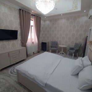 Luxury Double Room, Non Smoking, City View | Peralatan tempat tidur hipoalergenik, bar mini, meja 