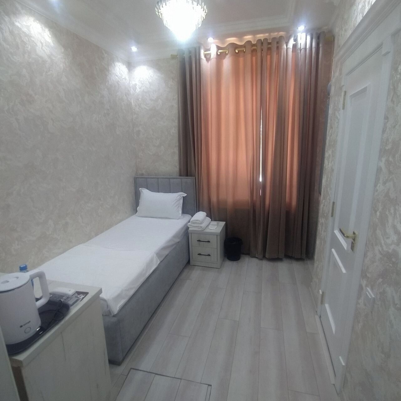 Hypo-allergenic bedding, minibar, desk, laptop workspace