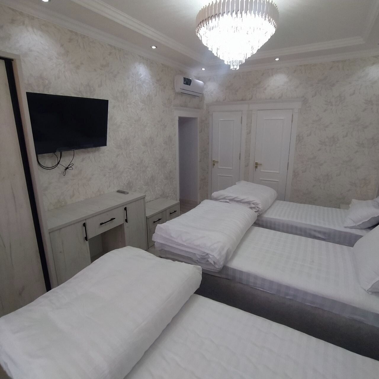 Hypo-allergenic bedding, minibar, desk, laptop workspace