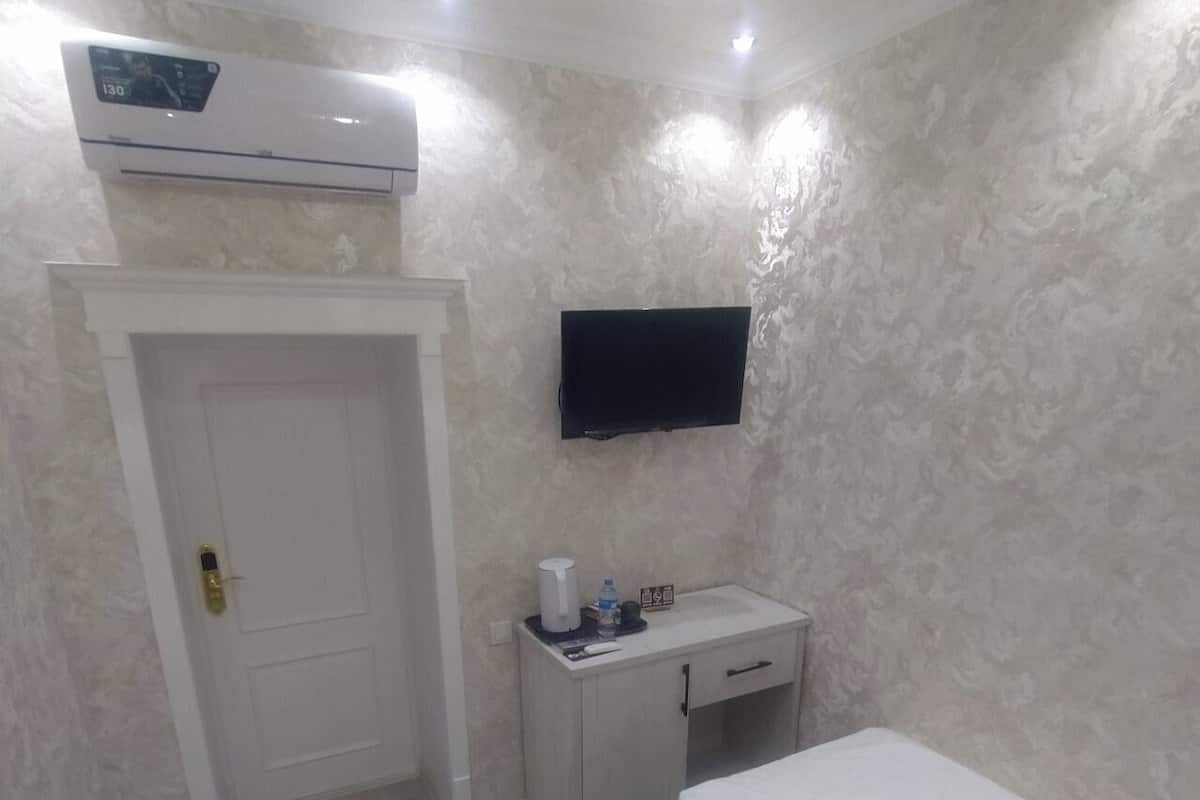 Allergitestade sängkläder, minibar, skrivbord och arbetsyta för laptop