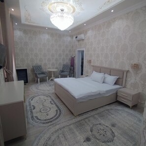 Bộ đồ giường kháng dị ứng, minibar, bàn 