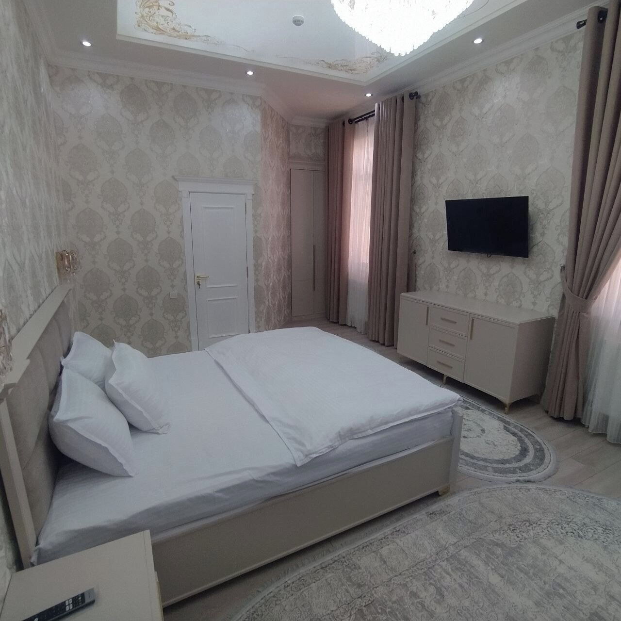 Habitación doble de lujo, para no fumadores, vista a la ciudad | Ropa de cama hipoalergénica, minibar y escritorio 