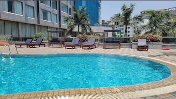 2 kolam renang terbuka