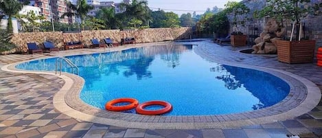 2 piscines extérieures