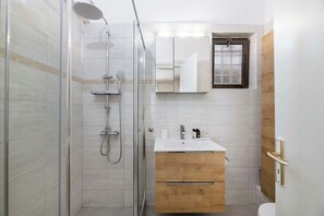 Douche, séchoir à cheveux, serviettes fournies, savon