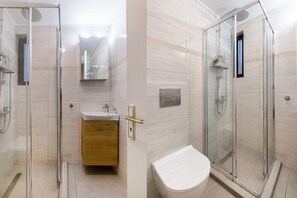 تجهيزات دش، مجففات شعر، مناشف، صابون