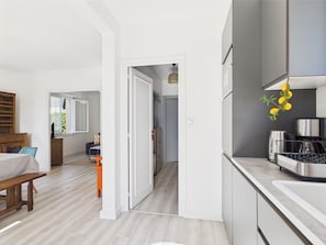 Kühlschrank, Mikrowelle, Ofen, Geschirrspüler