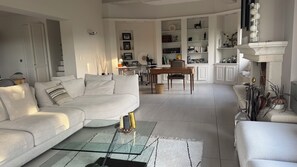 Smart-TV og peis
