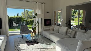 Smart-tv en een open haard