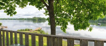 Quaint Lakeside Getaway: 2-Bedroom Cottage, Steps from the Water!